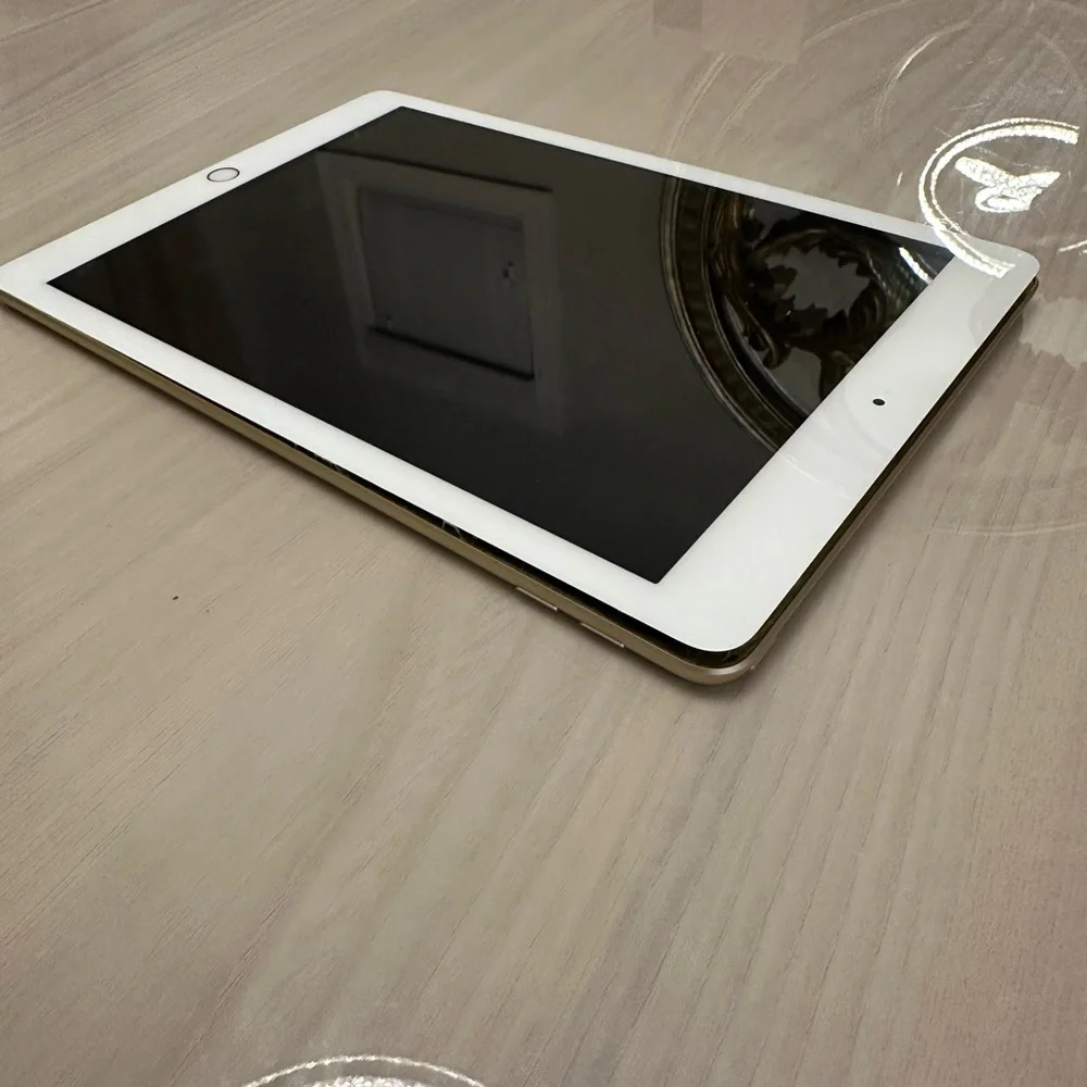 Apple iPad 5th Gen A1822 32GB WiFi – Works, Needs Screen Repair